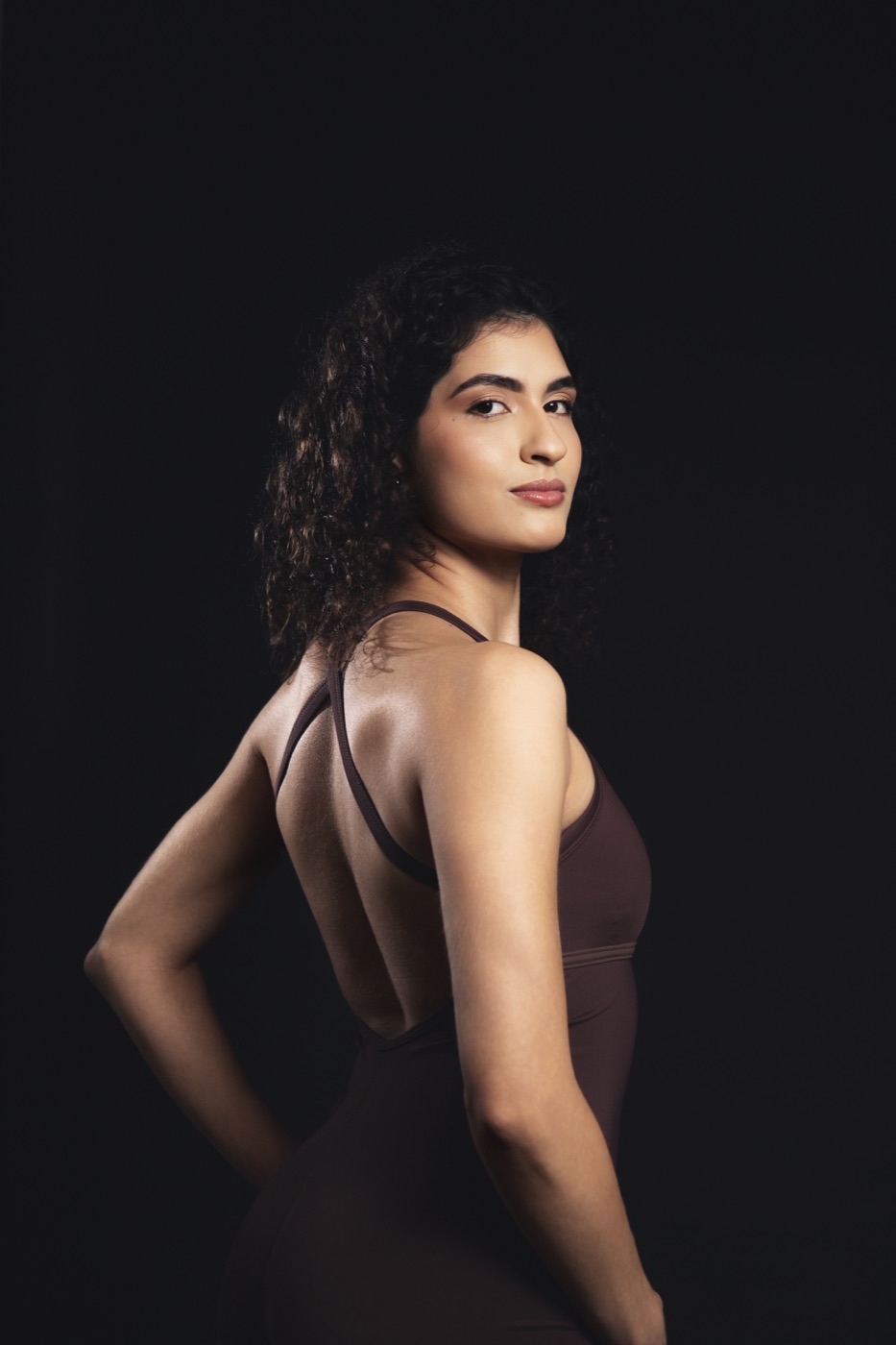Julia Foroni, personal trainer em retrato lateral